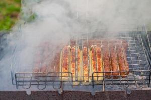 close-up barbecue worstjes buiten foto