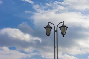 straatlantaarn tegen blauwe lucht foto