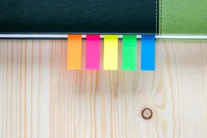 persoonlijke organizer met veelkleurige bladwijzerstickers op houten tafel foto