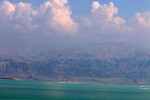 bergen in jordanië aan de andere kant van de dode zee. foto genomen uit Israël.