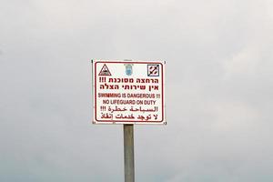verkeersborden en borden in Israël. foto