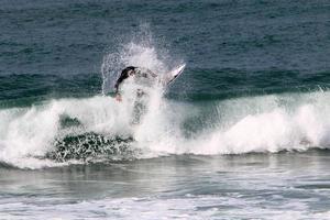 21 december 2018 Israël. surfen op hoge golven in de Middellandse Zee. foto