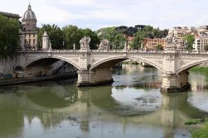 9 mei 2022 rivier de tiber italië. volstromende rivier de Tiber in het centrum van Rome. foto