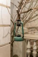 vintage handlamp hangend aan boom foto