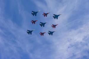 Rusland. moskou - 9 mei 2015. su-27 en mig-29. luchtparade ter ere van de viering van de 70e verjaardag van de dag van de overwinning. foto