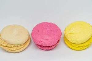 kleurrijke macarons op witte achtergrond foto