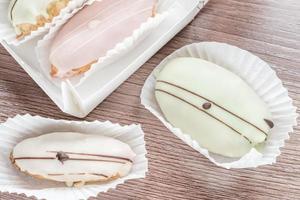 Franse eclairs in doos op houten tafel close-up foto