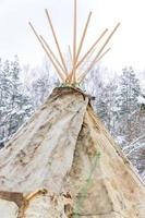 wigwam of tipi staande in winterbos foto