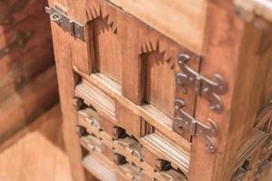 close-up van gesneden houten kast foto
