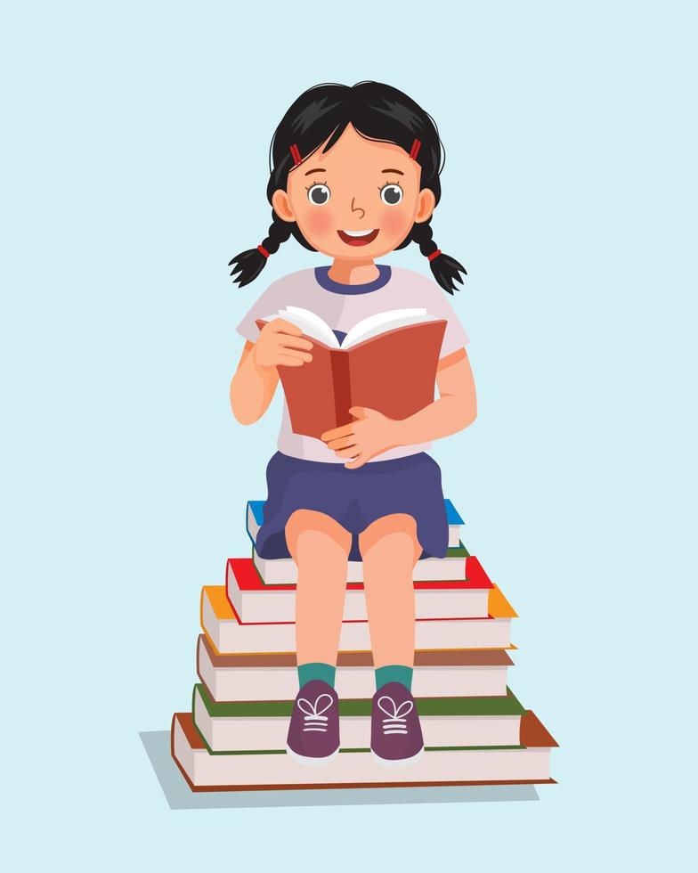 schattig weinig meisje leerling zittend Aan stack van boeken lezing vector