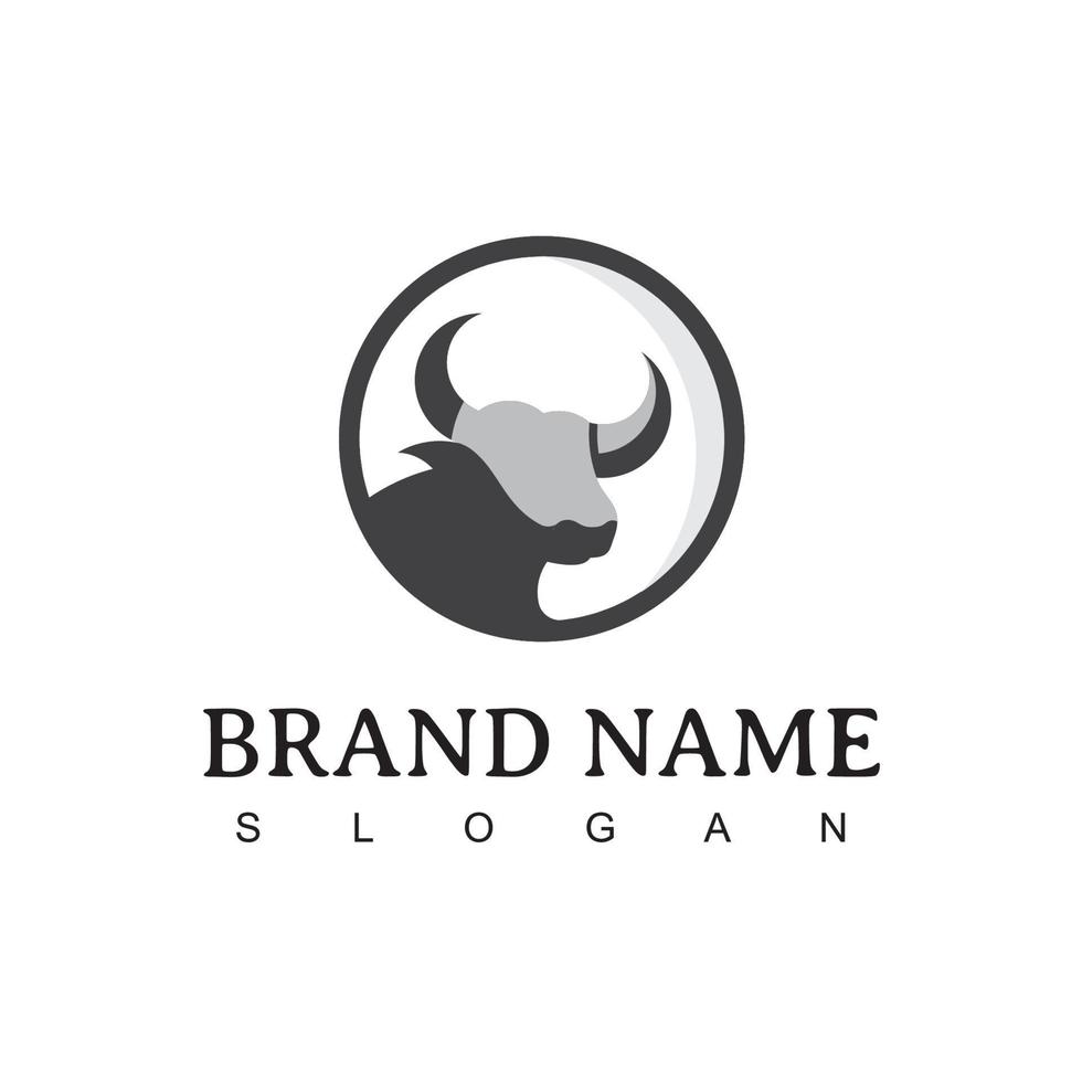 vee logo ontwerp met koe symbool. etiket voor agrarisch dieren, natuurlijk boerderij producten, vector illustratie van koe en stier
