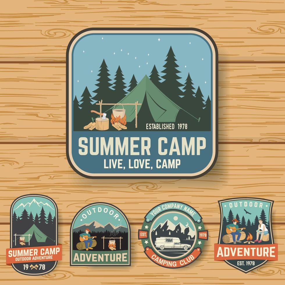 reeks van zomer kamp badges Aan de hout bord. vector. vector