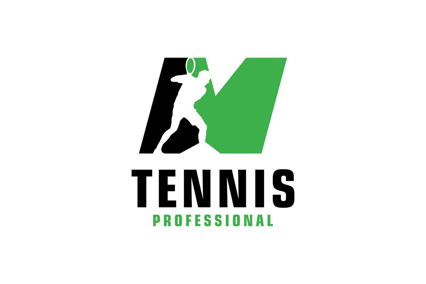 brief m met tennis speler silhouet logo ontwerp. vector ontwerp sjabloon elementen voor sport team of zakelijke identiteit.