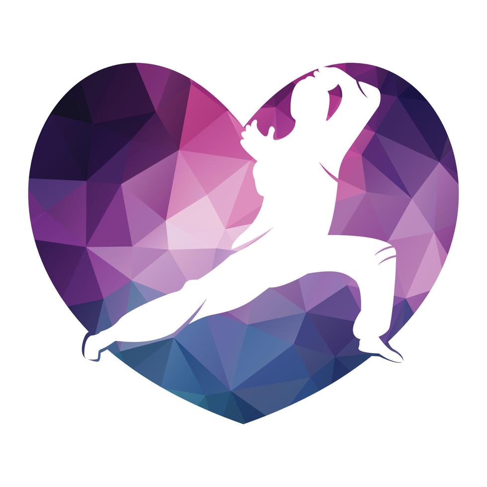 liefde strijd sport logo. kungfu karate vector met hart icoon.