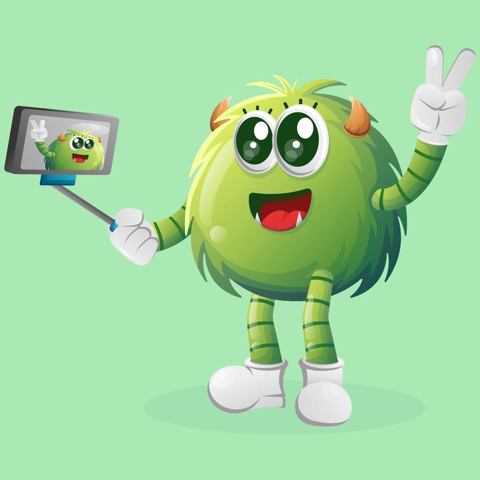 schattig groen monster duurt een selfie met smartphone vector