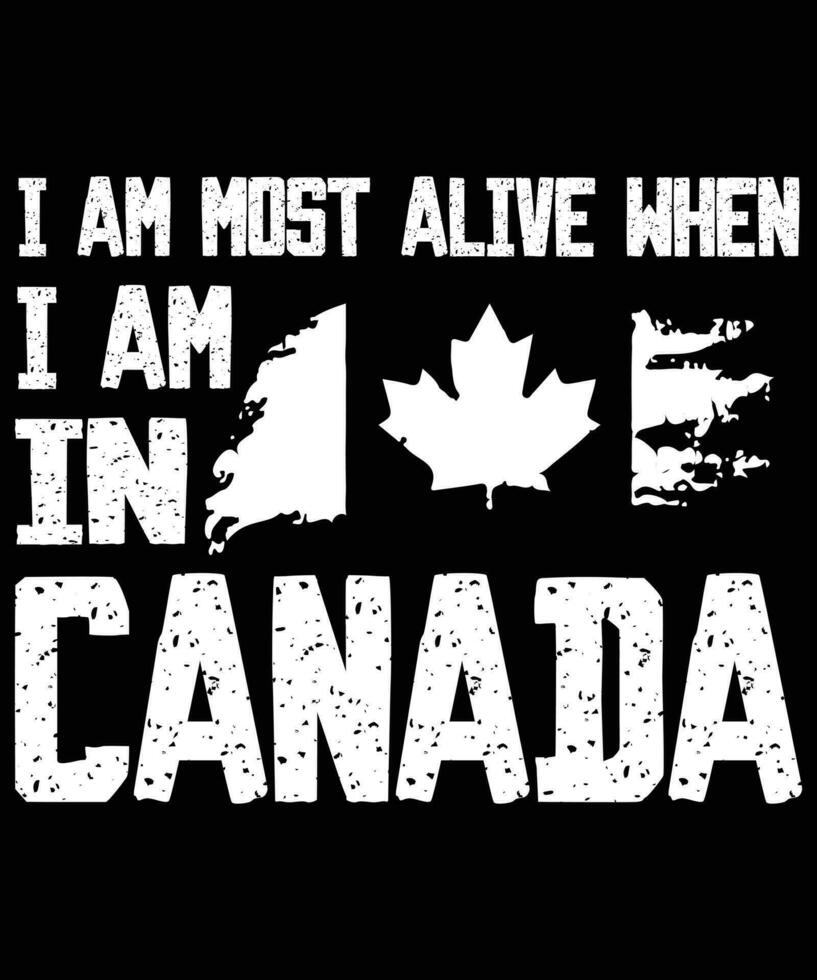 ik ben meest levend wanneer ik ben in Canada - belettering met esdoorn- blad symbool landhuis tekst grafisch typografie t-shirt vector ontwerp wit kleur.