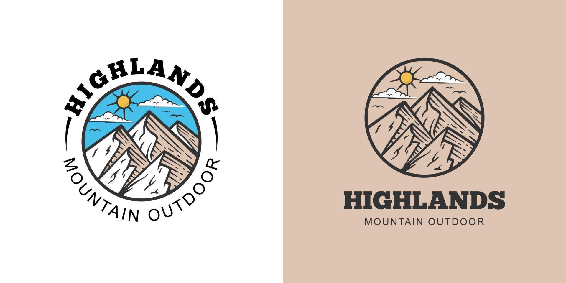 berg landschap logo ontwerp met rotsen Bij zonsopkomst, insigne en zon voor hipster avontuur op reis logo illustratie. hooglanden buitenshuis logo vector