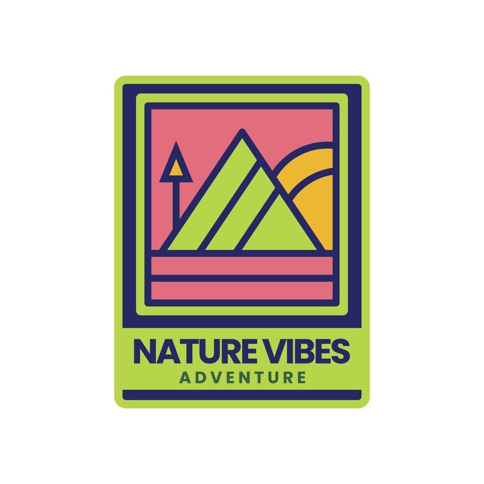 wijnoogst natuur berg avontuur logo insigne vector illustratie. mooi zo voor sticker insigne of t-shirt ontwerp