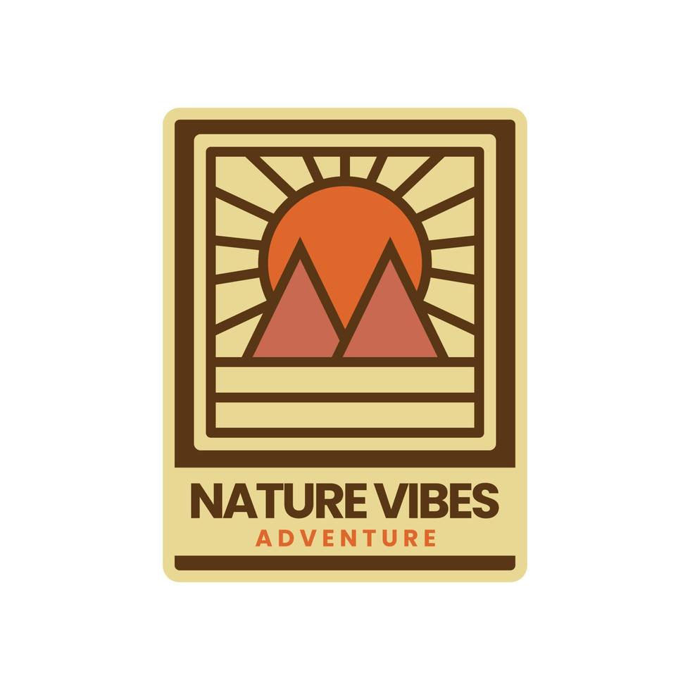 wijnoogst natuur berg avontuur logo insigne vector illustratie. mooi zo voor sticker insigne of t-shirt ontwerp