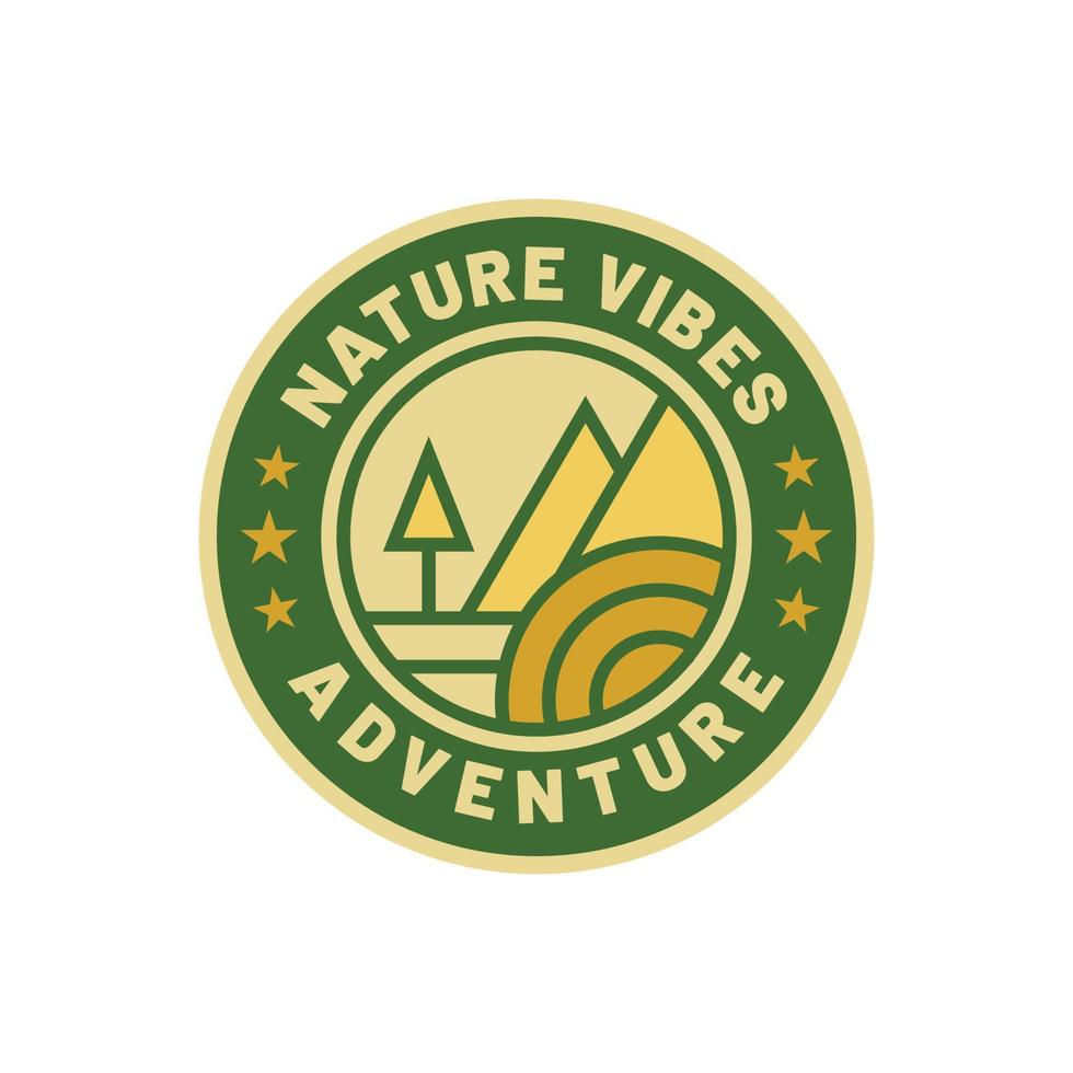 wijnoogst avontuur berg natuur logo insigne vector illustratie, Super goed voor ontwerp insigne stickers en t-shirts