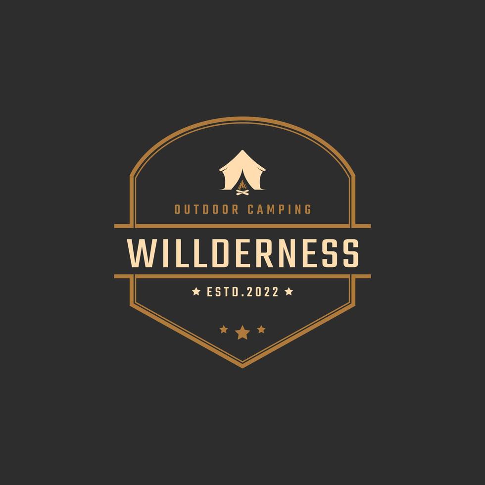 wijnoogst retro insigne embleem berg camping logo met tent silhouet ontwerp lineair stijl vector