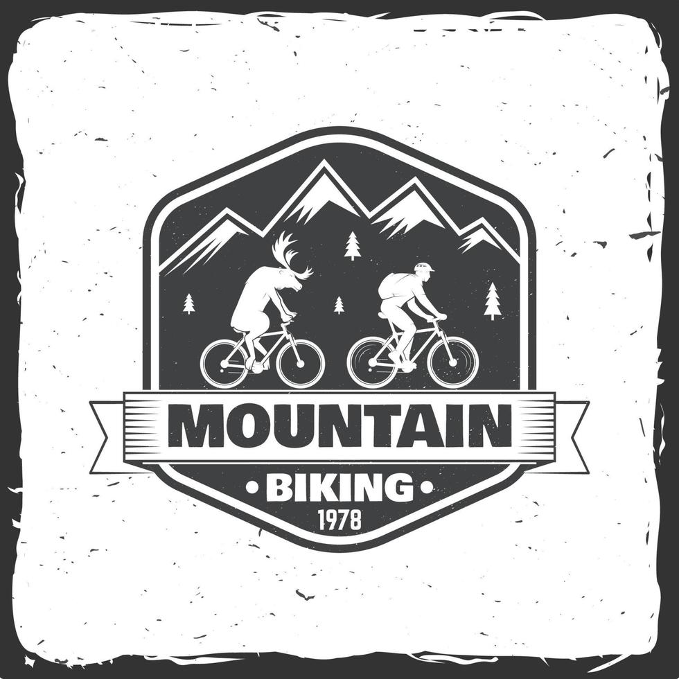 wijnoogst typografie ontwerp met Mens rijden fiets en berg silhouet. vector