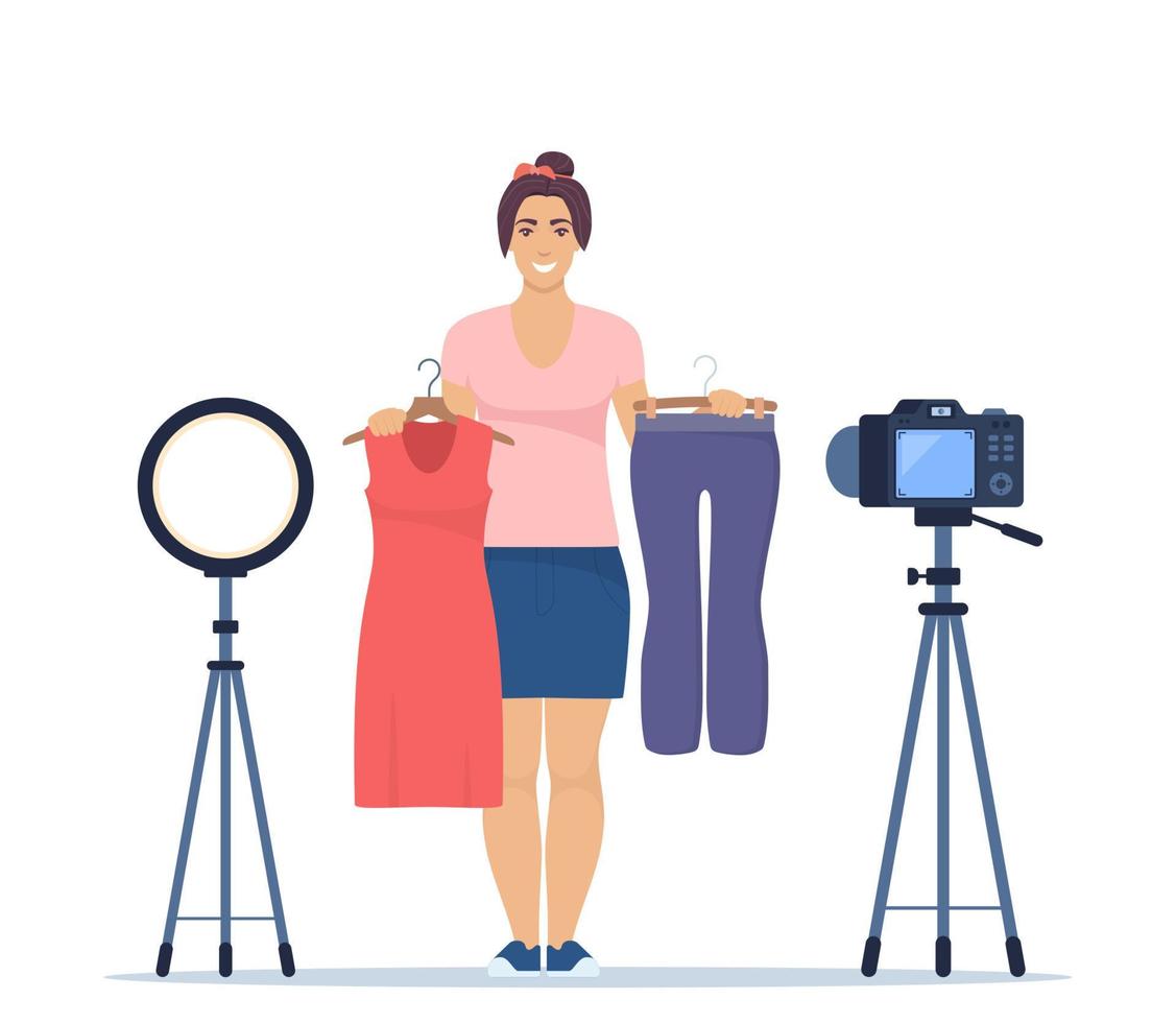 vrouw blogger records video tips voor kiezen kleren, shows trending kleding modellen naar haar abonnees. merk of Product Promotie, afzet campagne in sociaal media. vector illustratie.