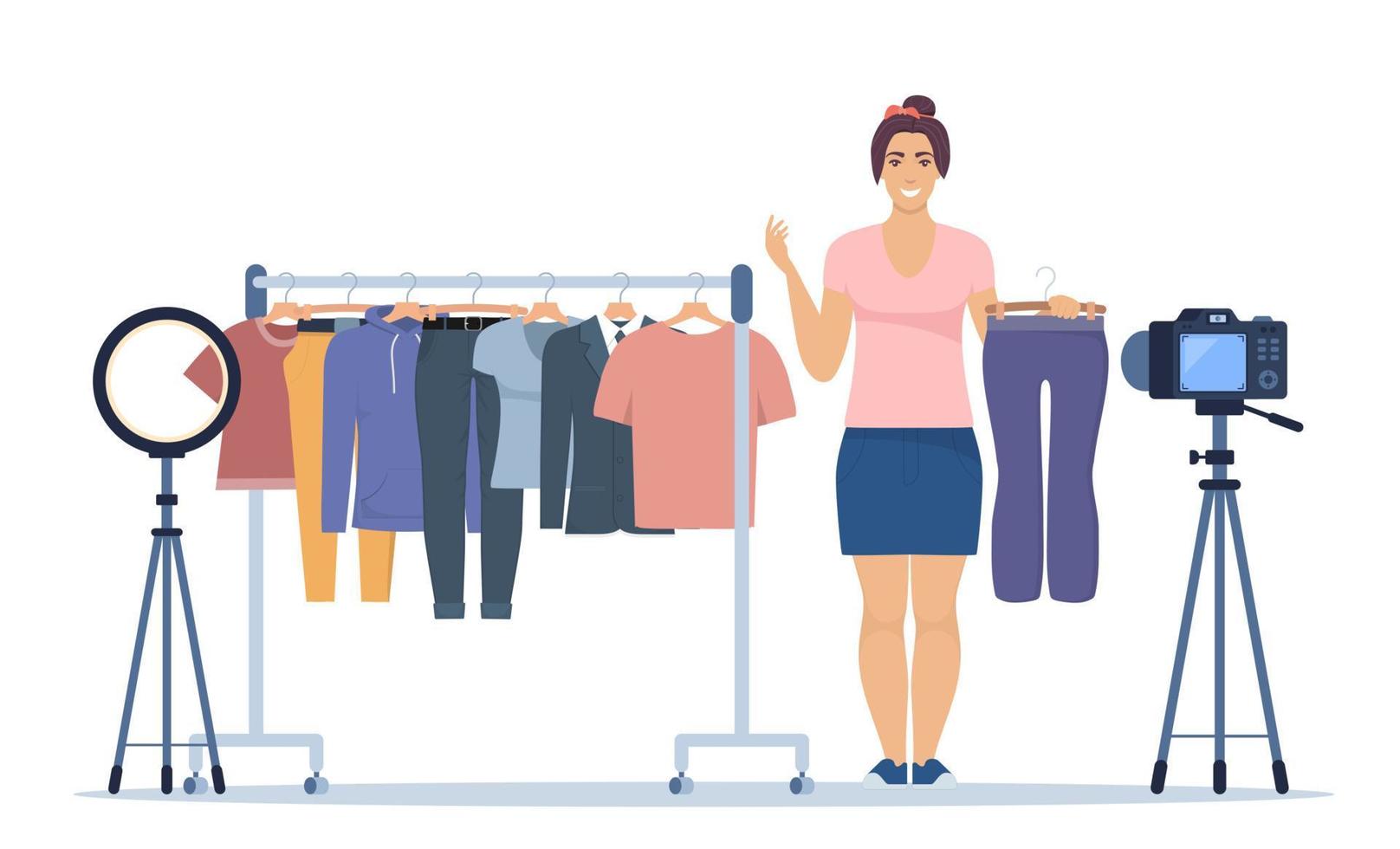 vrouw blogger records video tips voor kiezen kleren, shows trending kleding modellen naar haar abonnees. merk of Product Promotie, afzet campagne in sociaal media. vector illustratie.