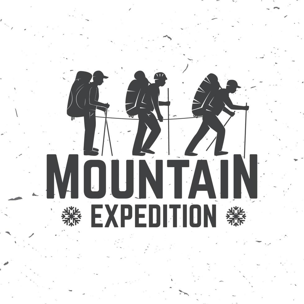 wijnoogst typografie ontwerp met bergbeklimmers en berg silhouet. vector