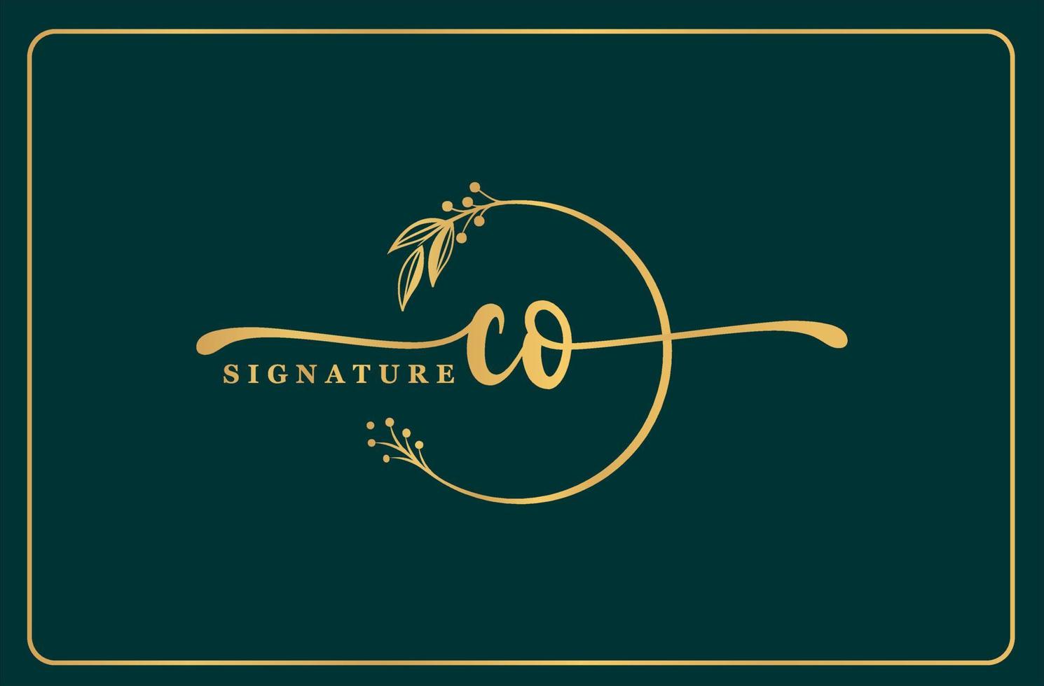 luxe goud handtekening eerste co logo ontwerp geïsoleerd blad en bloem vector