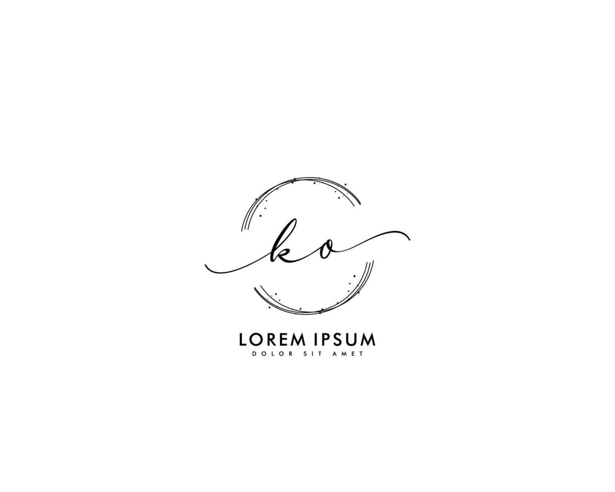 eerste brief ko vrouwelijk logo schoonheid monogram en elegant logo ontwerp, handschrift logo van eerste handtekening, bruiloft, mode, bloemen en botanisch met creatief sjabloon vector