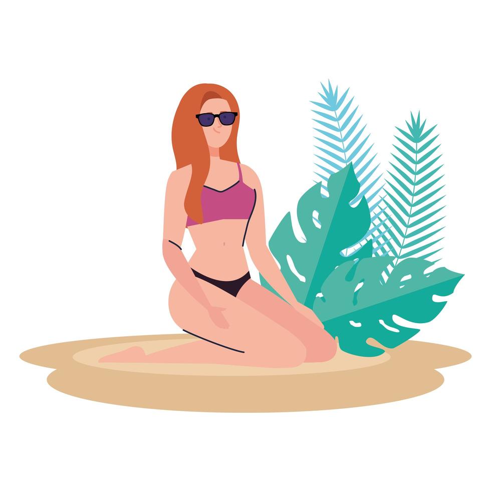 vrouw met zwempak zittend op het strand met tropische bladeren decoratie, zomervakantie seizoen vector