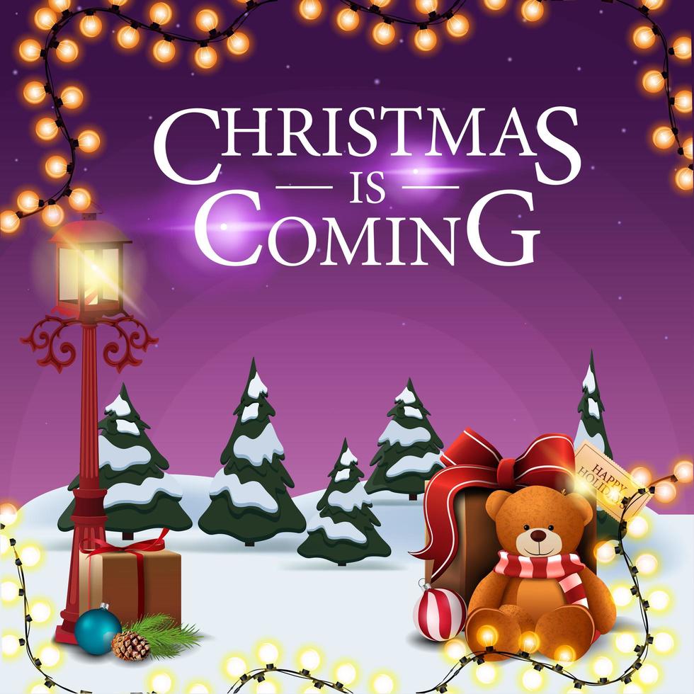 kerstmis komt eraan, vierkante paarse ansichtkaart met cartoon winterlandschap, slinger, paal vintage lantaarn en cadeau met teddybeer vector