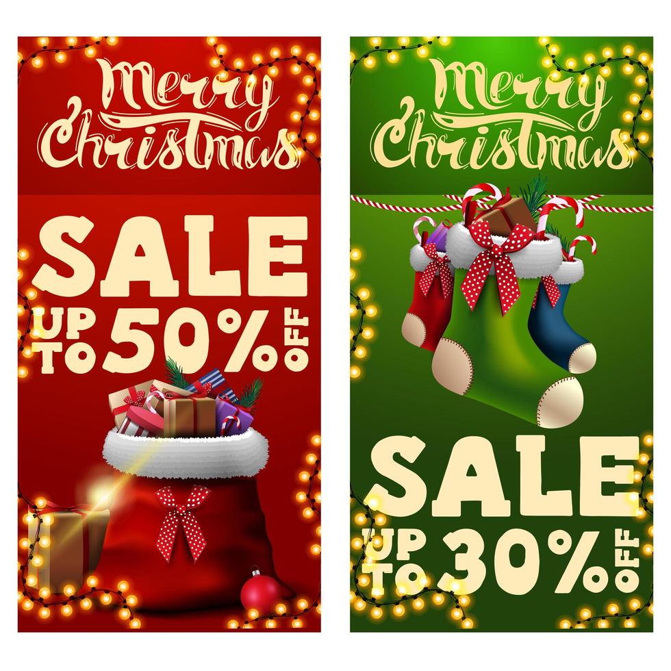 twee kerstkortingsbanners met kerstmanzak met cadeautjes en kerstsokken. rode en groene verticale kortingsbanners vector