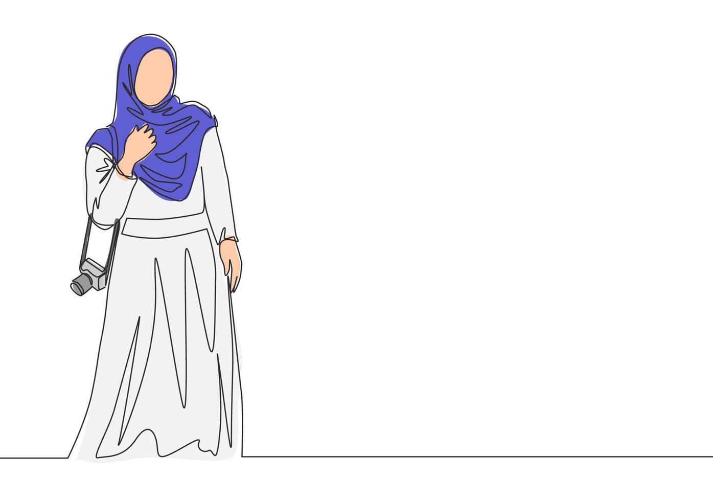 een doorlopend lijn tekening van jong gelukkig mooi muslimah Aan Islamitisch kleding houden camera. schoonheid midden- oosten- Dames model- in modieus hijab mode concept single lijn trek ontwerp vector illustratie