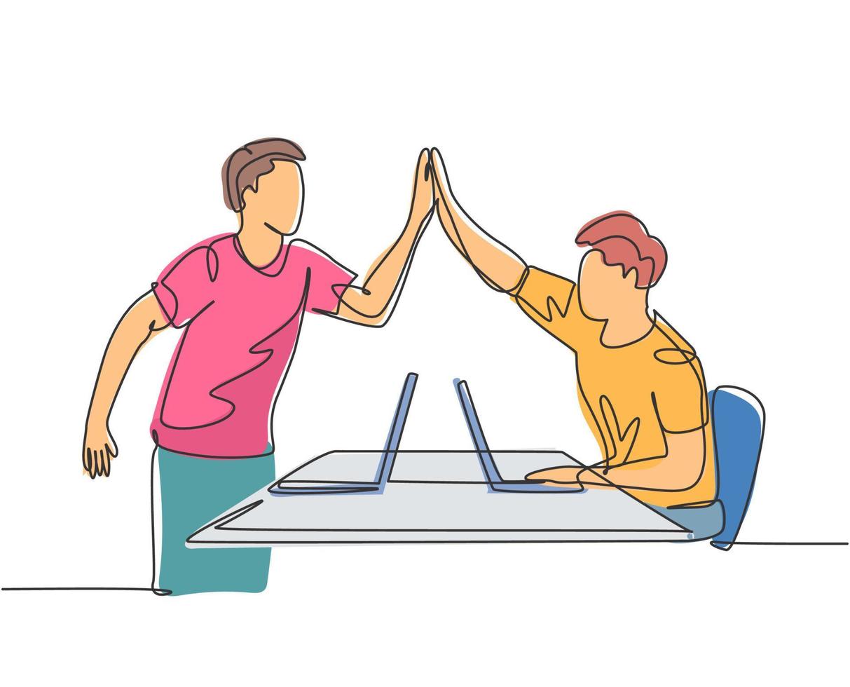 een lijntekening van jonge gelukkige start-up-oprichters die hun opeenvolgende doel vieren tijdens de zakelijke bijeenkomst met een high five-gebaar. zakelijke deal concept doorlopende lijn tekenen ontwerp illustratie vector