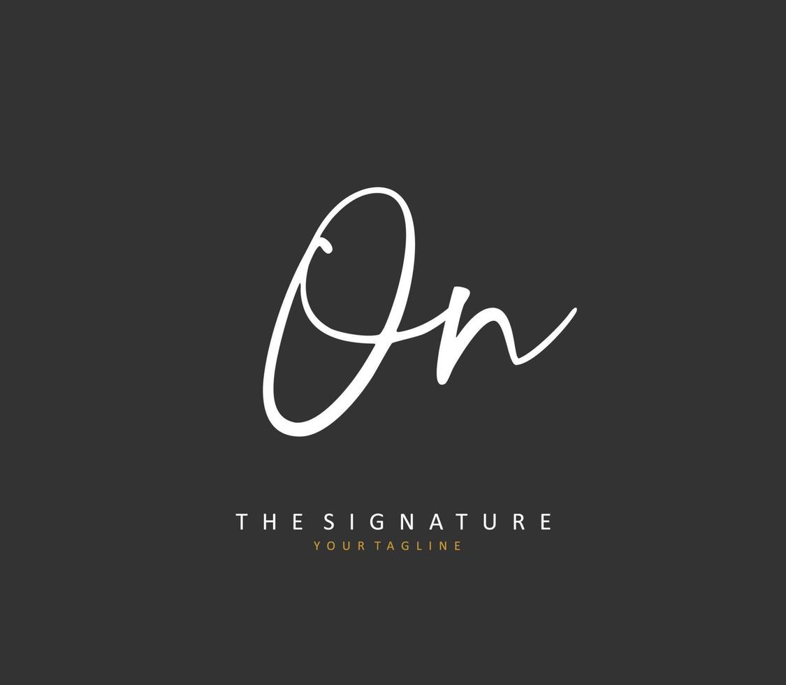 O n Aan eerste brief handschrift en handtekening logo. een concept handschrift eerste logo met sjabloon element. vector