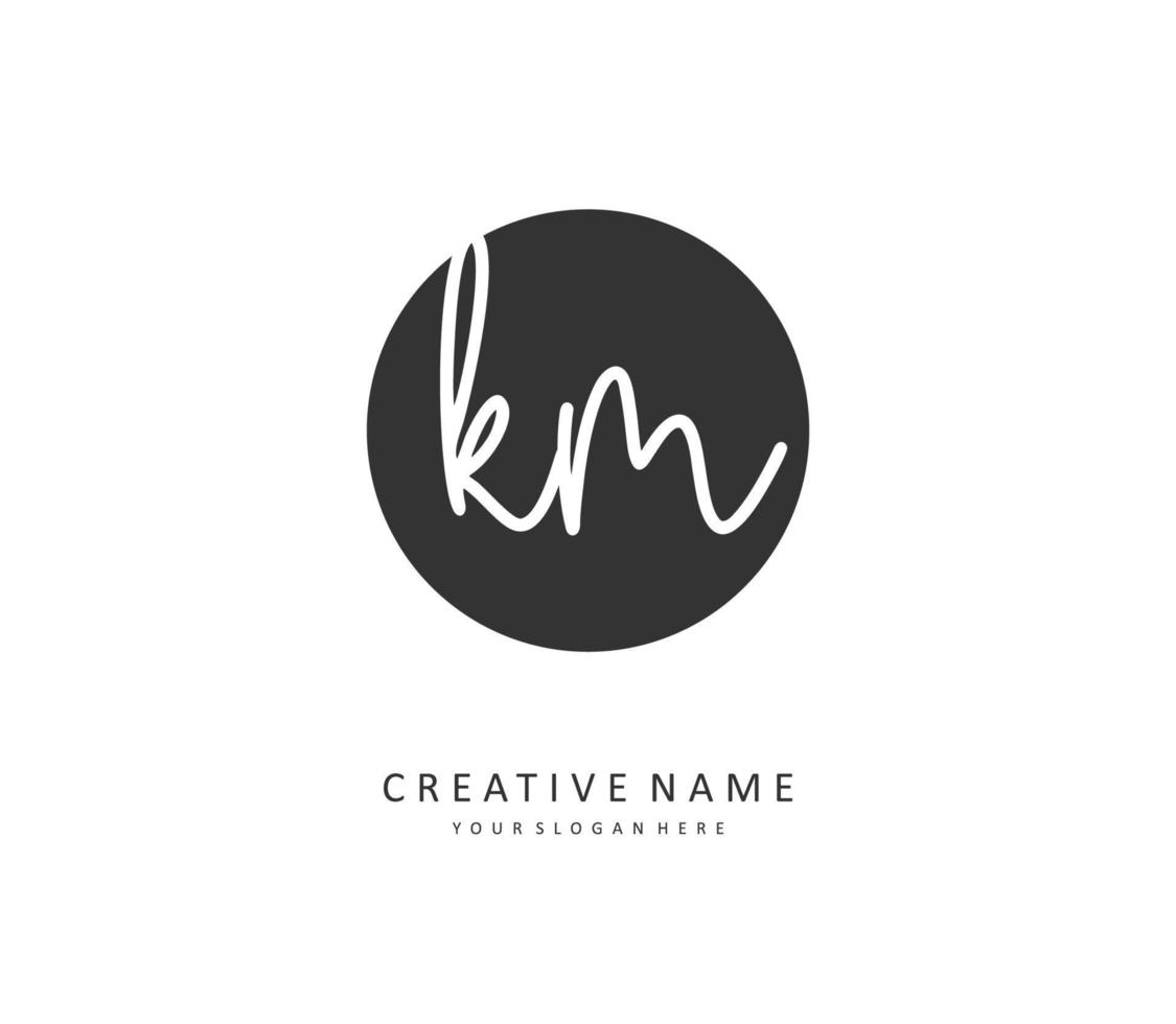 k m km eerste brief handschrift en handtekening logo. een concept handschrift eerste logo met sjabloon element. vector