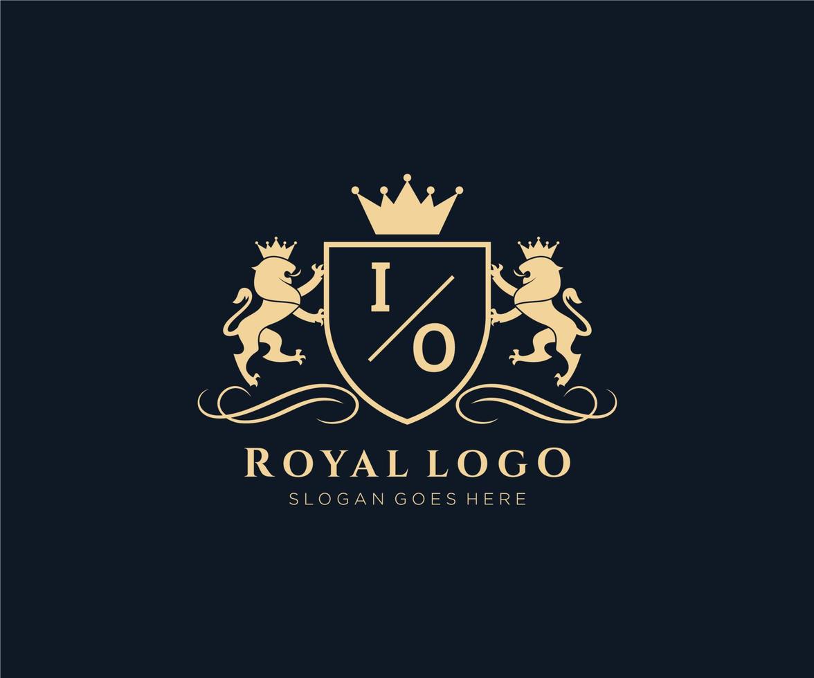 eerste io brief leeuw Koninklijk luxe heraldisch, wapen logo sjabloon in vector kunst voor restaurant, royalty, boetiek, cafe, hotel, heraldisch, sieraden, mode en andere vector illustratie.