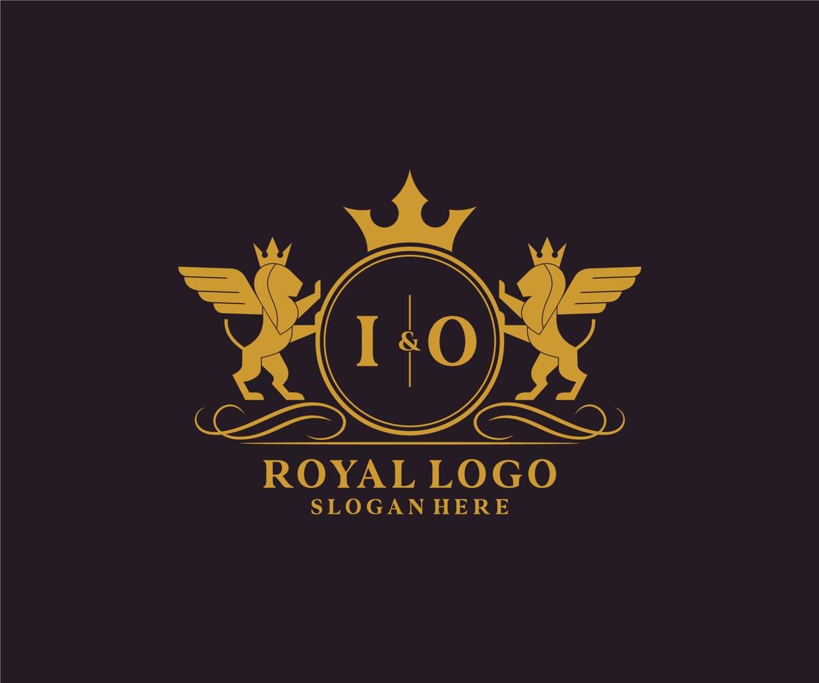 eerste io brief leeuw Koninklijk luxe heraldisch, wapen logo sjabloon in vector kunst voor restaurant, royalty, boetiek, cafe, hotel, heraldisch, sieraden, mode en andere vector illustratie.