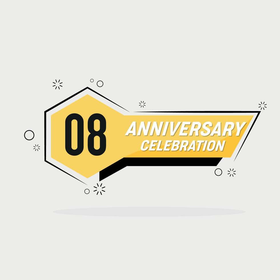 08 jaren verjaardag logo vector ontwerp met geel meetkundig vorm met grijs achtergrond