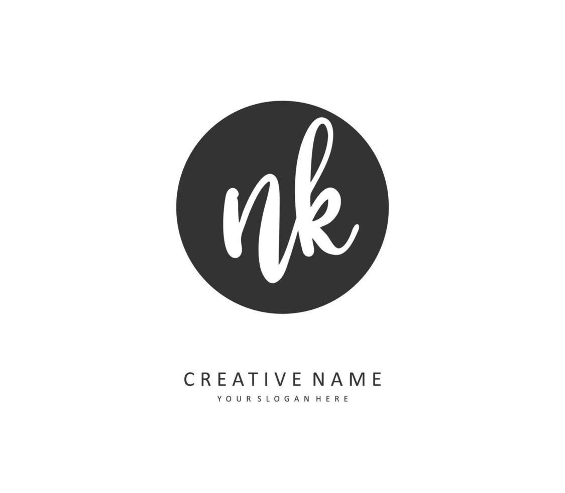 n k nk eerste brief handschrift en handtekening logo. een concept handschrift eerste logo met sjabloon element. vector