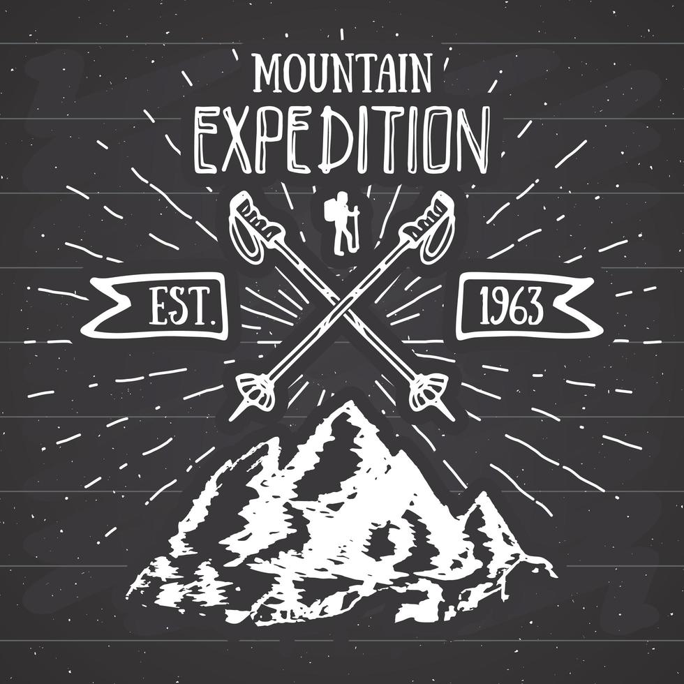 berg expeditie vintage label retro badge. hand getekend geweven embleem buiten wandelen avontuur en bergen verkennen, extreme sporten, grunge hipster ontwerp, typografie print vectorillustratie vector