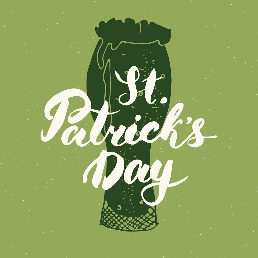 gelukkige st patrick's day vintage wenskaart hand belettering op bier beker silhouet, Ierse vakantie grunge getextureerde retro design vectorillustratie vector