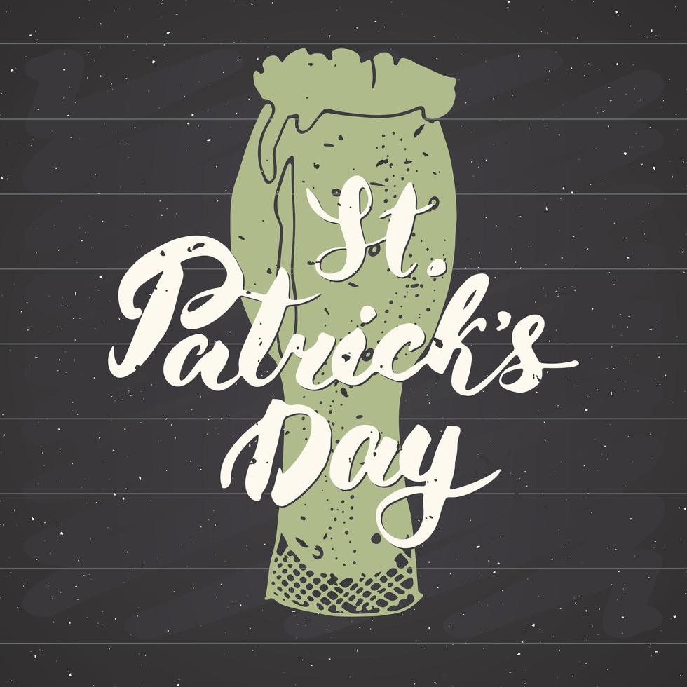 gelukkige st patrick's day vintage wenskaart hand belettering op bier beker silhouet, Ierse vakantie grunge geweven retro ontwerp vectorillustratie op schoolbord achtergrond vector