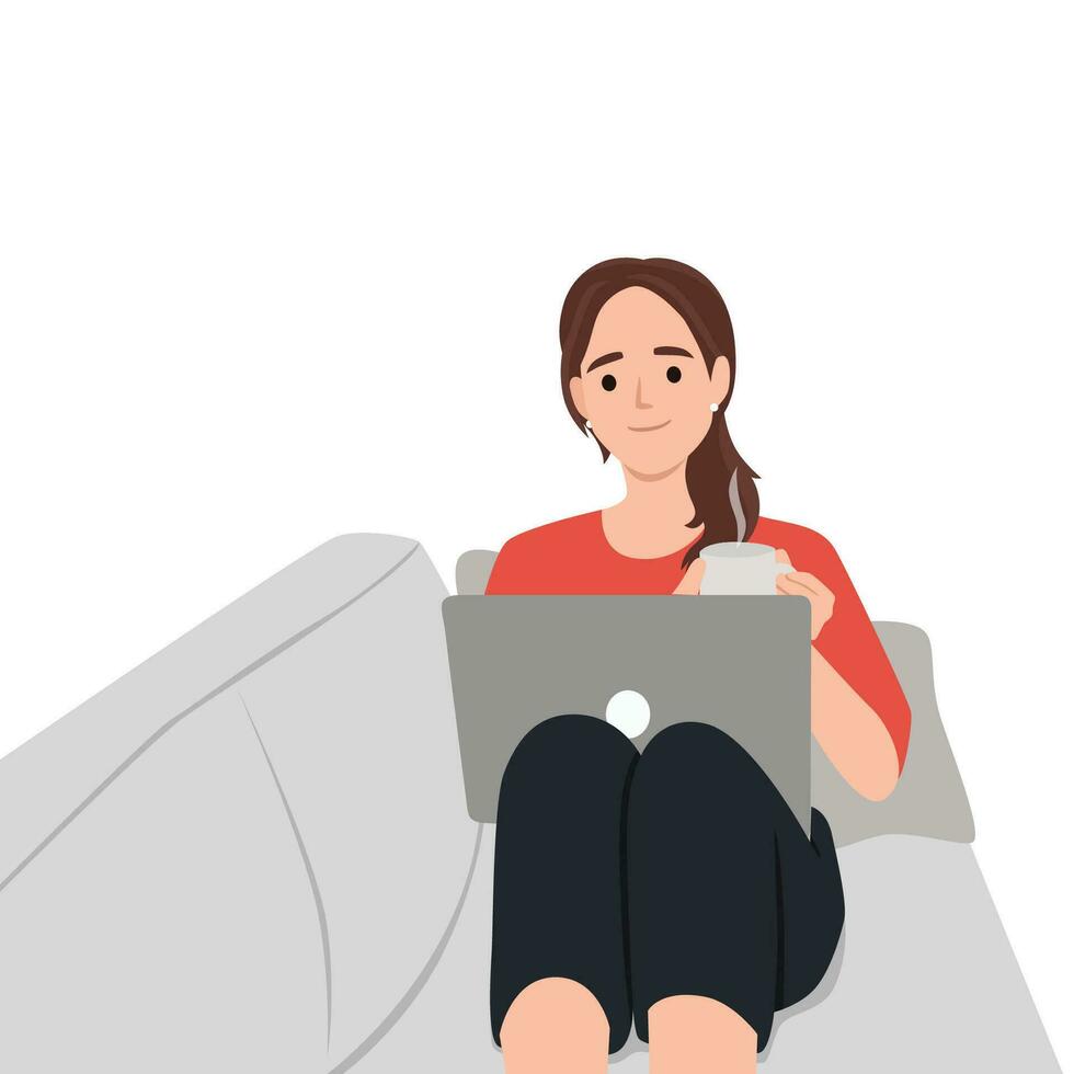 vrouw surfing Aan de internet met een laptop. tekenfilm karakter.aantrekkelijk meisje chatten met haar vrienden terwijl zittend in sofa vector