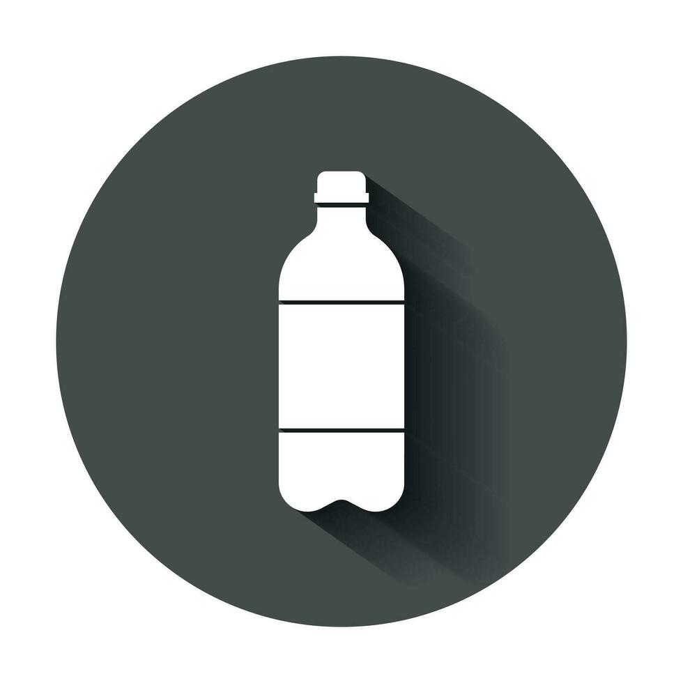 water fles icoon in vlak stijl. plastic Frisdrank fles vector illustratie met lang schaduw. vloeistof water bedrijf concept.