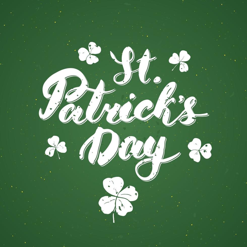 gelukkige st patrick's day vintage wenskaart hand belettering op bier beker silhouet, Ierse vakantie grunge getextureerde retro design vectorillustratie vector