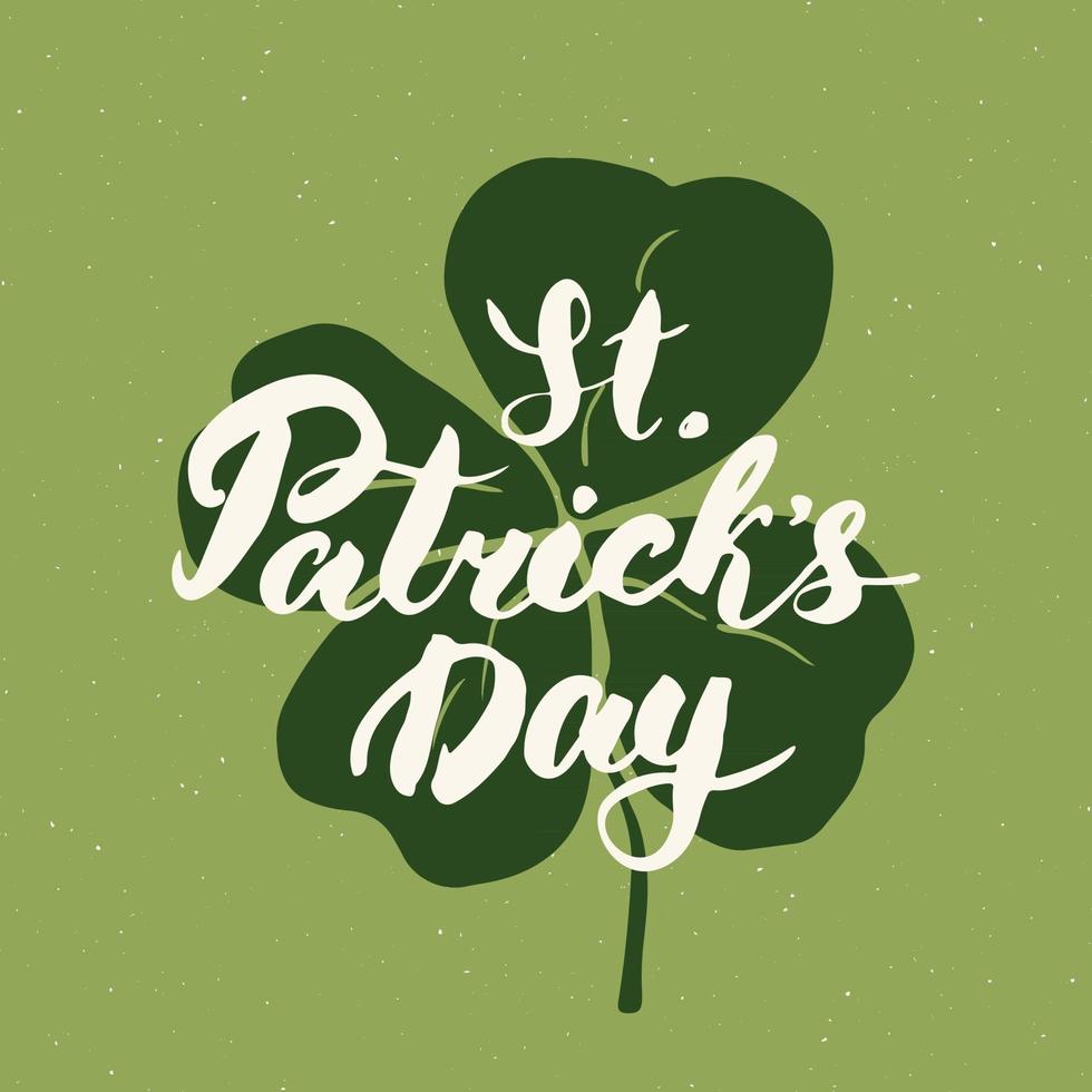 gelukkige st patrick's day vintage wenskaart hand belettering op bier beker silhouet, Ierse vakantie grunge getextureerde retro design vectorillustratie vector