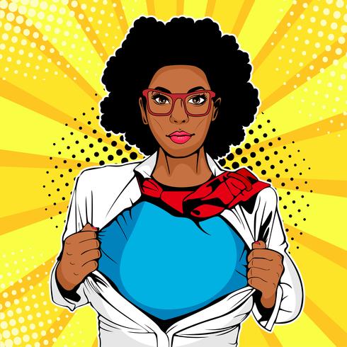 Pop-art vrouwelijke Afro-Amerikaanse superheld. De jonge sexy vrouw gekleed in wit jasje toont superherot-shirt. Vectorillustratie in retro popart komische stijl. vector